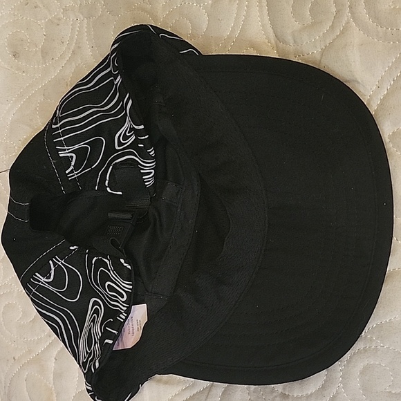Nathan Stash Running Hat in Black With Reflective Details - Picture 6 of 6